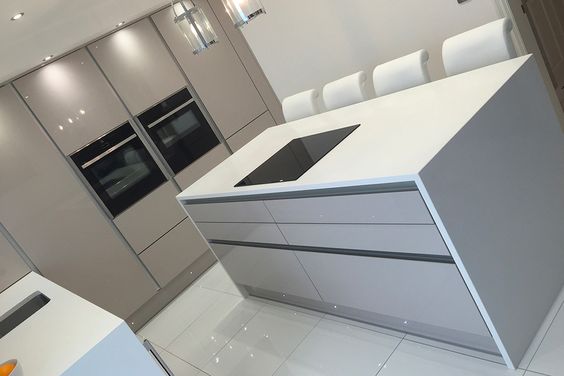 2 combinatie de gri cu alb in bucatarie-min